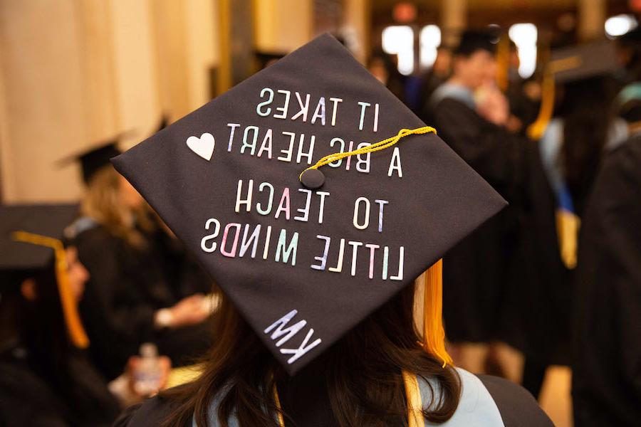 华纳教育学院学生的毕业帽, 为阅读而装饰, 心胸宽广才能教导心胸狭窄的人.